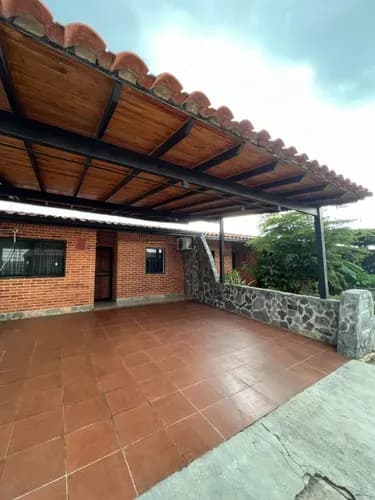 Vende Casa En San Diego Urb. Tiziana Villas* 145m2 De Terreno 145m2 De Construcción 2 Habitación 2 Baños: Uno Con Pareducha De Vidrio Cocina Empotrada En Mamposteria.