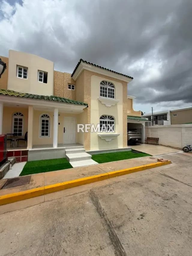 Townhouse en Venta Villa Lago Country I Av. Fuerzas Armadas