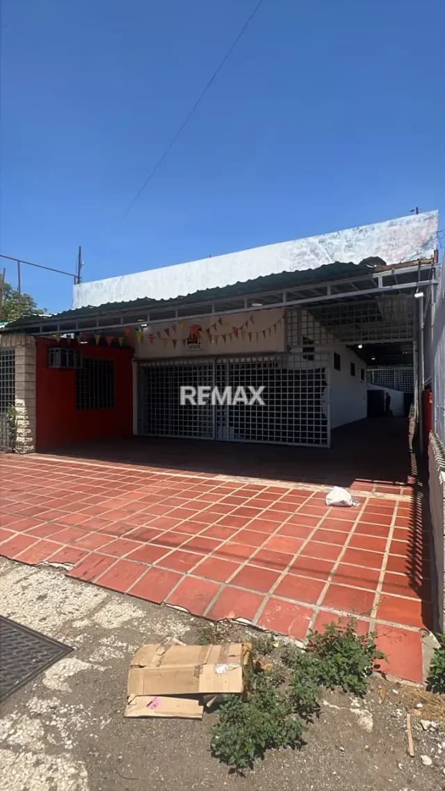 Local Comercial Multipropósito con Depósito y Apartamento en Av. La Limpia