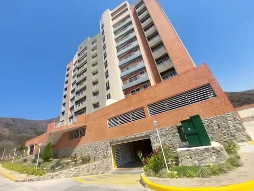 Venta De Apartamento Con Balcón Y Vista A La Ciudad En Mañongo. Res. La Pedregosa .