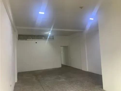 Local Con Mezanina En Alquiler En El Cc La Coromoto Ma-10007534