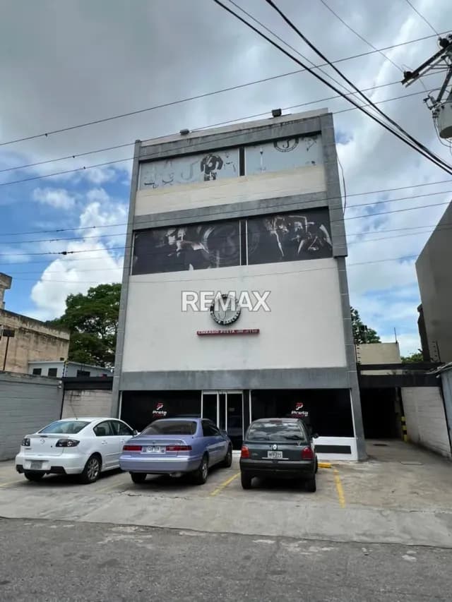 SE VENDE EDIFICIO COMERCIAL CERCA DE LA AVENIDA BOLIVAR