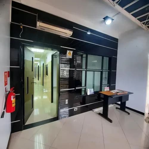 Locales Para Consultorios, Laboratorios, Estética, En Alquiler, En Urb La Michelena Muy Cercanos A Clinicas Importantes De La Zona. Nereida Rosales