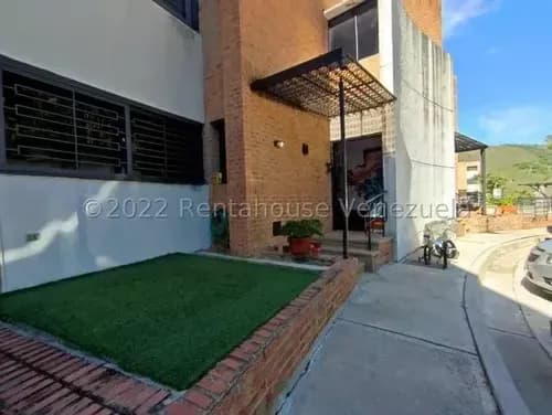 Bello Town House, En Venta. En Los Guayabitos. 24-20117