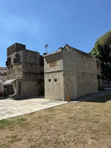 Grey Zuloaga De Inzitu Realtors Vende Joya Histórica 1932 Av. Bolívar Norte Ideal Comercio/sede Solo Clientes Directos
