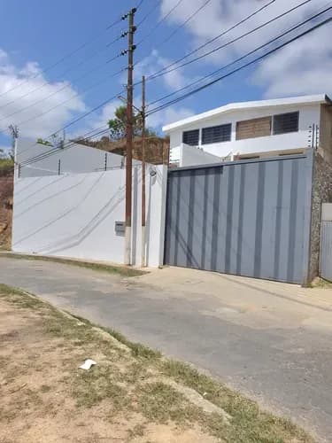 Moderna Casa De Dos Plantas En Venta En El Hatillo Con Hermosa Vista Panorámica