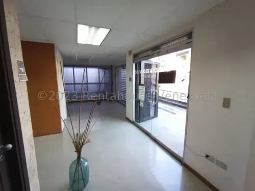 Casa Comercial A Pie De Calle 582 M2 De Construccion Divididos En Show Room, Depoisto, Estacionamiento Para Clientes De 7 Vehiculos 2323179