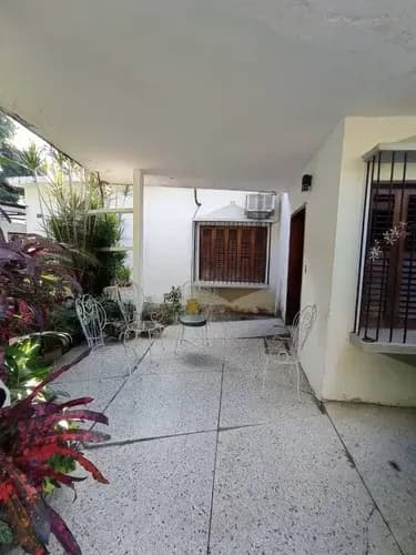 Casa Con Potencial Comercial Ubicada En Urbanizacion Las Acacias Valencia. St