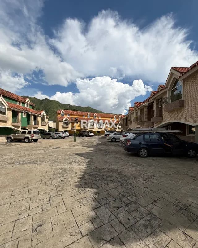 TOWNHOUSE EN VENTA EN URB. BARRIO SUCRE