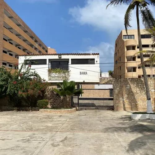 Apartamento De Dos Pisos En Tucacas, Falcón