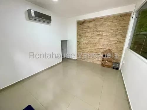 Daniela Linarez Vende Local Comercial De 245 M2 Con Baño, Amplio Estacionamiento, Ubicado En El Centro De Barquisimeto