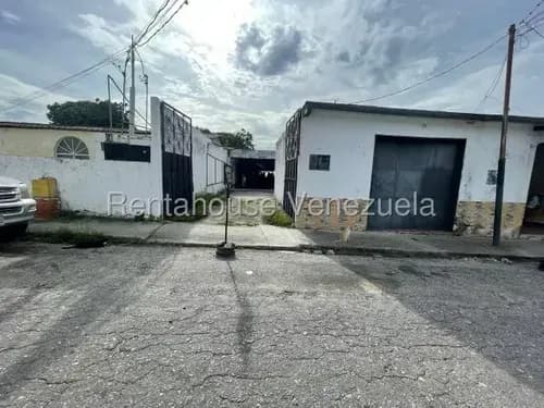 Maritza Lucena Tiene Para Ti, En Venta Local Ubicado En Zona Comercial De Los Rastrojos Cabudare, Esparcimiento Al Entrar Puede Ser Usado Como Estacionamiento, Ideal Para Taller, Gimnasio, Deposito.