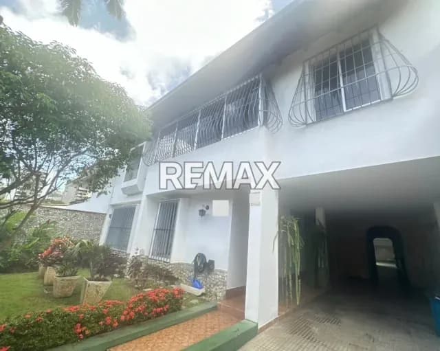 SANTA FE. VENTA DE CASA EN CALLE CERRADA DE 350M2.
