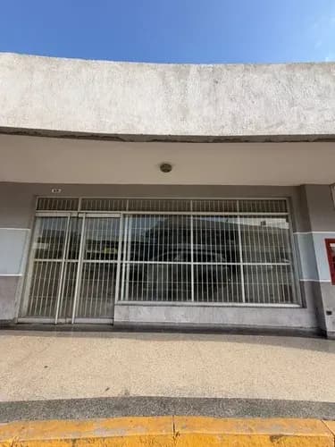 Veracasa Inmobiliaria Alquila Local En C.c Paseo Paraparal Los Guayos Jv-1