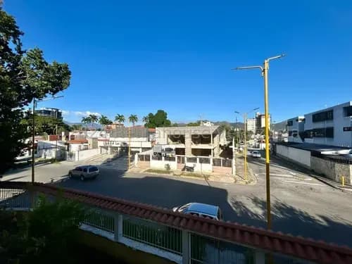 Para La Venta Amplia Y Fresca Casa Comercial Con Buena Iluminacion Natural Ubicada En La Zona Comercial Numero Uno De Valencia. Por Su Excelente Ubicacion Es Ideal Para Centro Comerciales, Restaurant