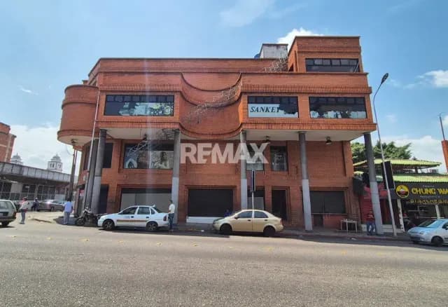 Alquiler Excelente Propiedad Comercial Esquinera Ubicada en la 5ta. Avenida esquina Calle 5 Este Edificio