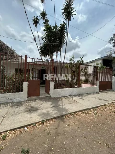 En venta casa para remodelar ubicada en la Av. Morán, Barquisimeto.