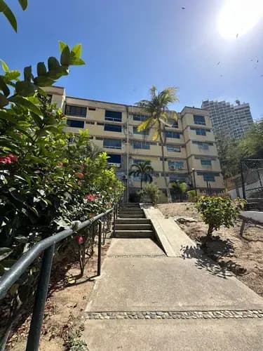 Apartamento Amplio De 100mts/ Muy Bien Ubicado Frente Al Yatin Club, Consta De 3 Habitaciones, 2 Baños, Estacionamiento, Hermosa Vista Al Mar.