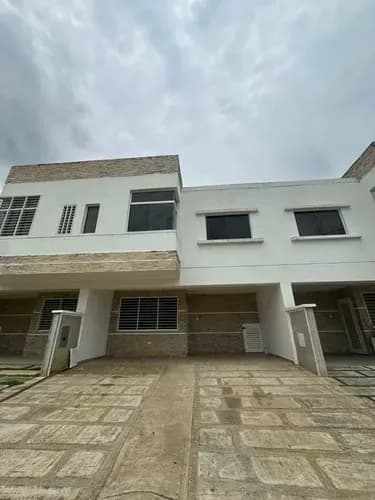 Moderno Townhouse Amoblado En Venta Ubicado En San Diego. Res Villa Sofia A 250 Metros Del Club Madeirense. Zenaida Quintero