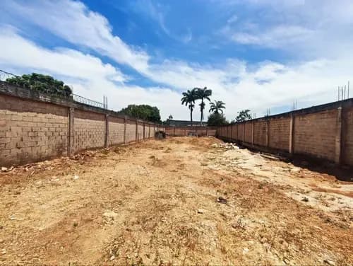 Terreno Con Construccion En Venta En Casco Central De Tocuyito Sector La Pocaterra. St