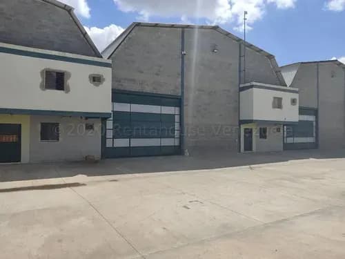 # Galpon En Venta En Estrategica Zona De Barquisimeto, Rafael Gamarra Ofrece, 2f5140, Con Zona De Carga Y Descarga En Optimas Condiciones! Contactame.