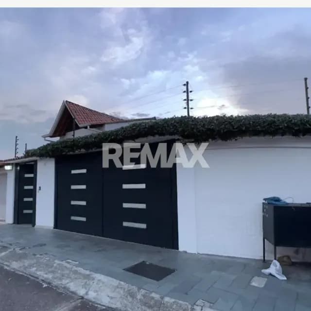 SE VENDE CASA EN LAS ACACIAS