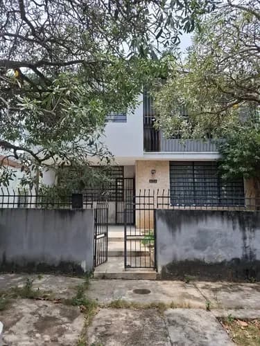 Or Casa En Venta Para Actualizar Calle Cerrada Trigal Centro 525 Mts Terreno 320mts Construcción Cocina Espaciosa Para Diseñar A Su Gusto 4 Habitaciones 3 Baños 2 Amplias Terrazas Patio Grande