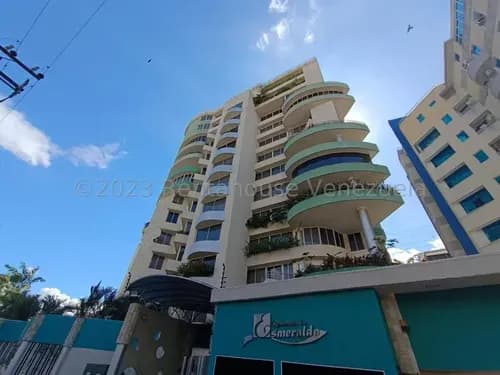 Apartamento Tipo Duplex Ubicado En Piso Bajo De 417 Mts2 Y Un Área De Jardín De 113 Mts2 25-13872