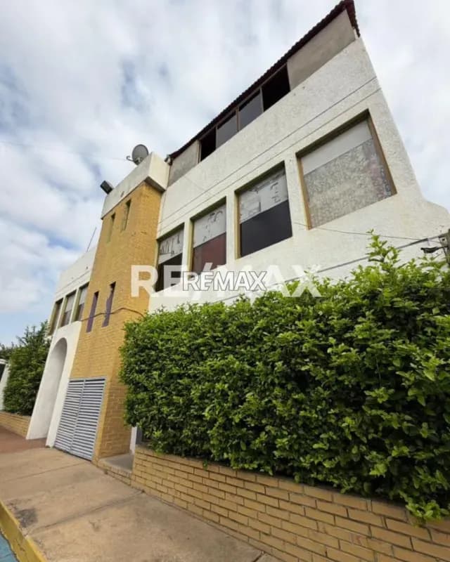 Edif comercial av la limpia