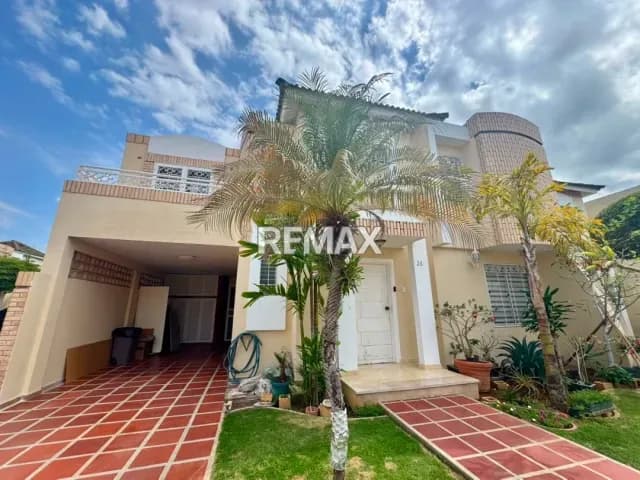 TOWNHOUSE EN VENTA EN VILLA EL ROBLEDAL, FUERZAS ARMADAS
