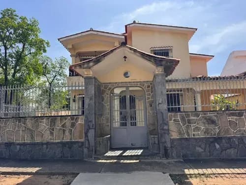Venta De Casa En Valencia Urb. 4 Avenidas Avenida Calle Abierta
