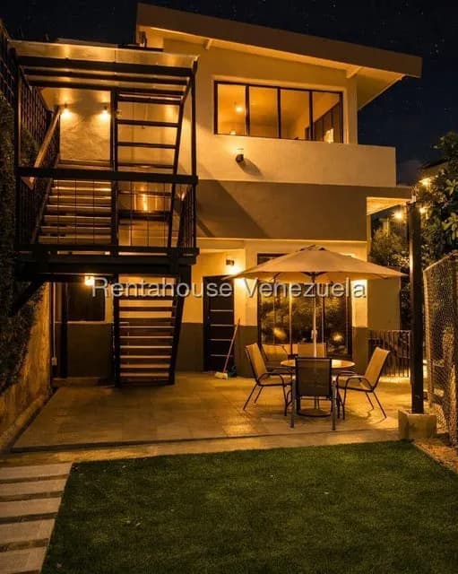 Casa (Multipes Niveles) en Venta en Lomas de Prados del Este, Distrito Metropolitano