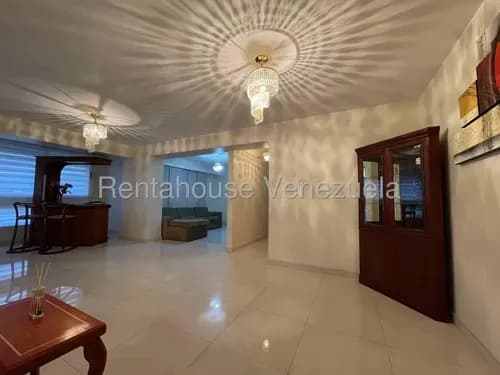 Apartamento En Alquiler De 2 Habitaciones Más Un Family Room 26-18577 Lv