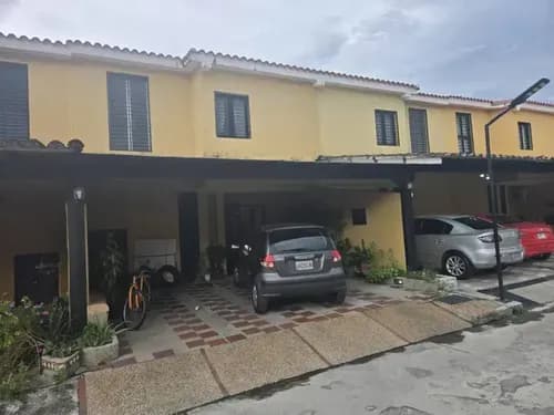 Townhouse En Res El Lirial San Diego La Propiedad Consta D