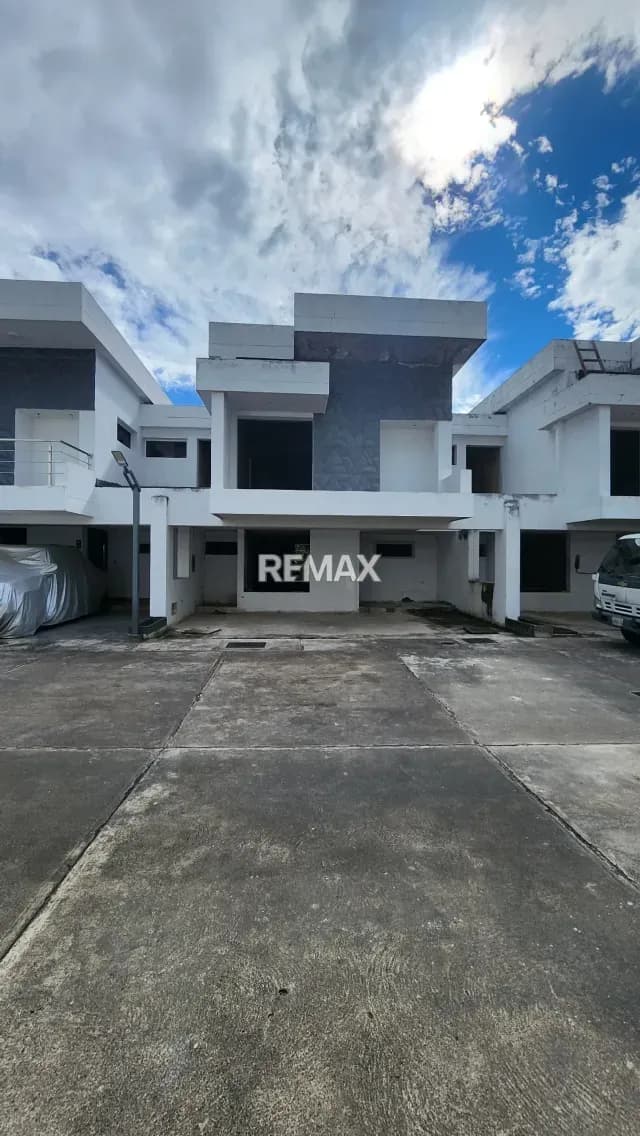 EN VENTA Casa en Obra Gris Urbanización Villa Paprika Vía polígono