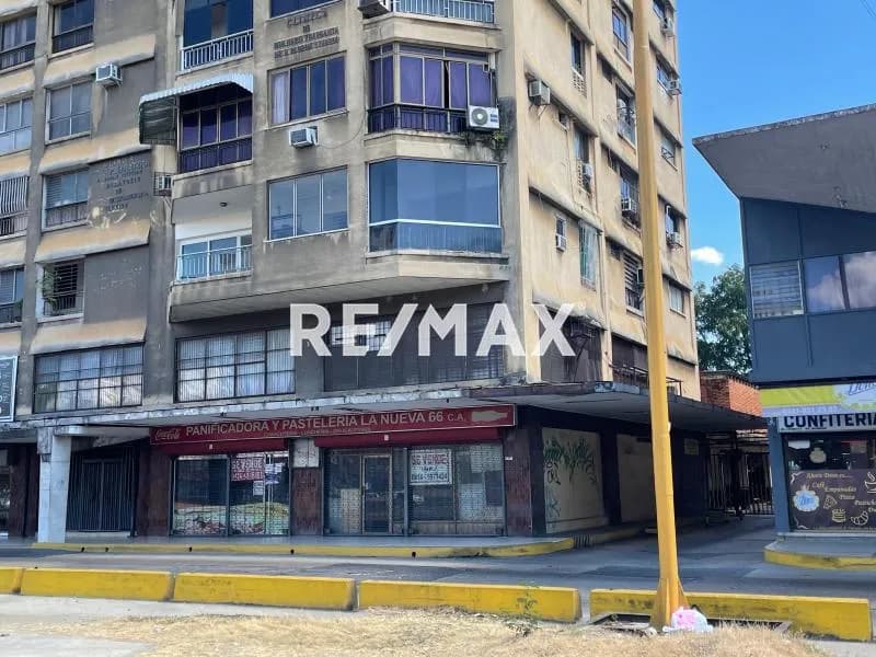 LOCAL EN AVENIDA BOLÍVAR NORTE FRENTE A MULTIMAX Y TIJERAZO DE 495 MTS2