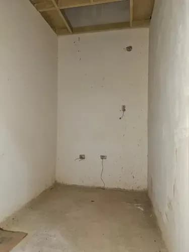 En Alquiler Dos Locales En El Centro Comercial Gran Bazar Av. Lara Valencia 25-28