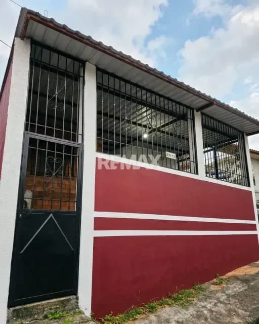VENTA DE CASA EN EL JUNCO PÁRAMO Ubicada en plena vía principal, a pie de calle
