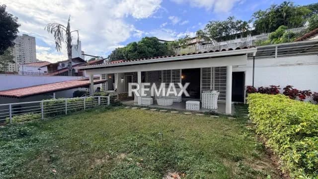 HERMOSA QUINTA REMODELADA EN VENTA EN SANTA FE NORTE.