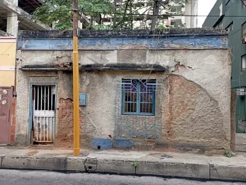 En Venta Terreno Con Bienhechuria En Calle Martin Tovar, Parroquia Catedral, A Dos Cuadras De La Avenida Cedeño Valencia Estado Carabobo / Emer.