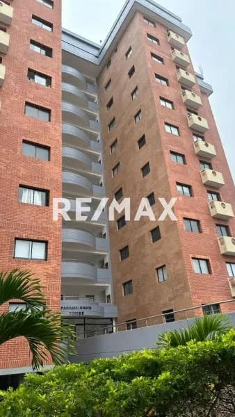 Vive en este excepcional PH Dúplex de lujo, un espacio de 130 m² donde la elegancia y las vistas espectaculares se encuentran. PARAMILLO SUITE