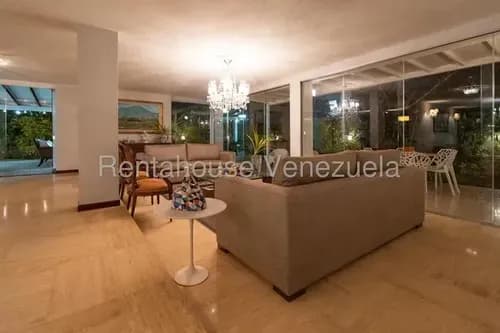 Hermosa Casa Lista Para Mudarte Con Excelente Ubicacion, En Venta Urb San Roman Mls #26-17061 Sc
