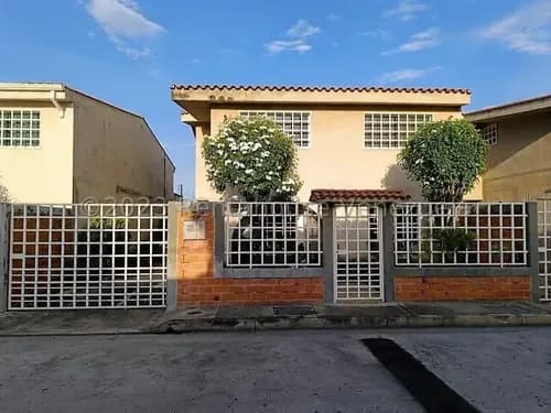 Casa Ubicada En La Principal De La Avenida Aragua Maracay Aragua 24-1298 Irrr