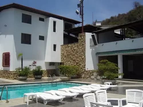 3.863 M2 De Terreno Y 1.200 M2 De Construcción, Mls#26-20710 Casa En Colinas De Santa Monica, 10hab, 11ba, 9est. Piscina,helipuerto,vista Espectacular,