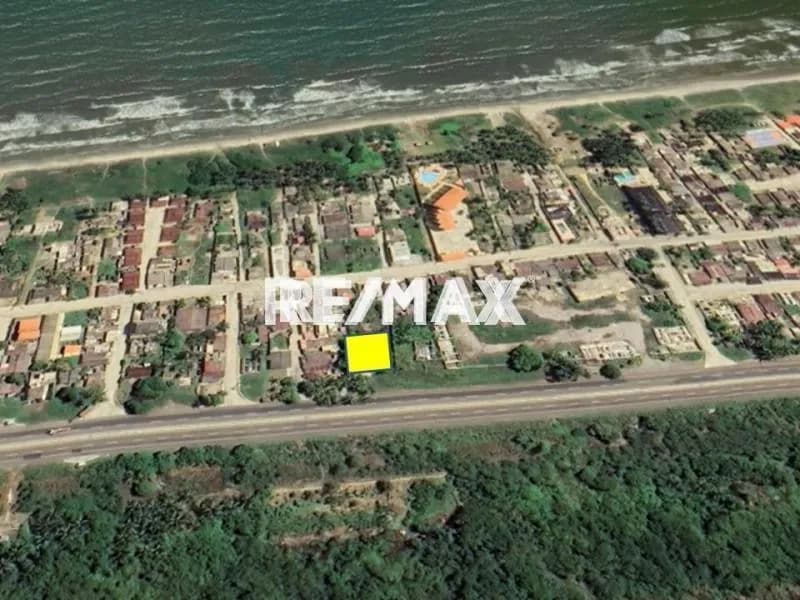 EN VENTA TERRENO DE 970 M2 A ORILLA DE CARRETERA PEFECTO PARA DESARROLLO TURÍSTICO O COMERCIAL