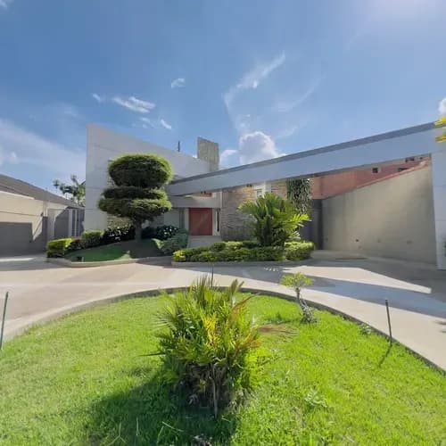 Casa En Venta En Villas Laguna Club - Guataparo Valencia Galardonada Con El Premio Nacional De Arquitectura, Casa Con Fachada Moderna, Con Jardines Vende Dayanna Vasquez