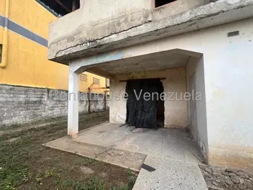María Valera Vende Extenso Terreno Al Oeste De Barquisimeto, Con Casa En Construcción, A Pie De Calle, Para Uso Residencial O Comercial.