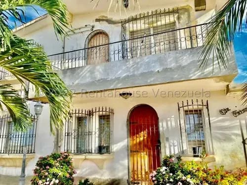 Casa De Dos Niveles En Urb. Santa Irene De Punto Fijo # 26-11127
