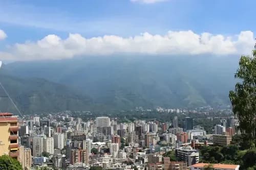 Parcela De Terreno De 2000 M2. Con Una Casa Principal De 2 Pisos Con Chimenea, 3 Cabanas