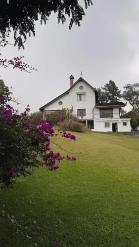 Parcela De Terreno De 2000 M2. Con Una Casa Principal De 2 Pisos Con Chimenea, 3 Cabanas